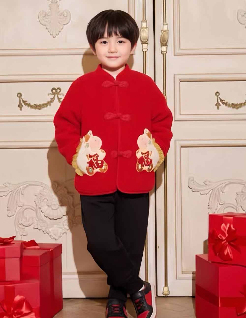 身穿红色新年礼服的儿童产品照片