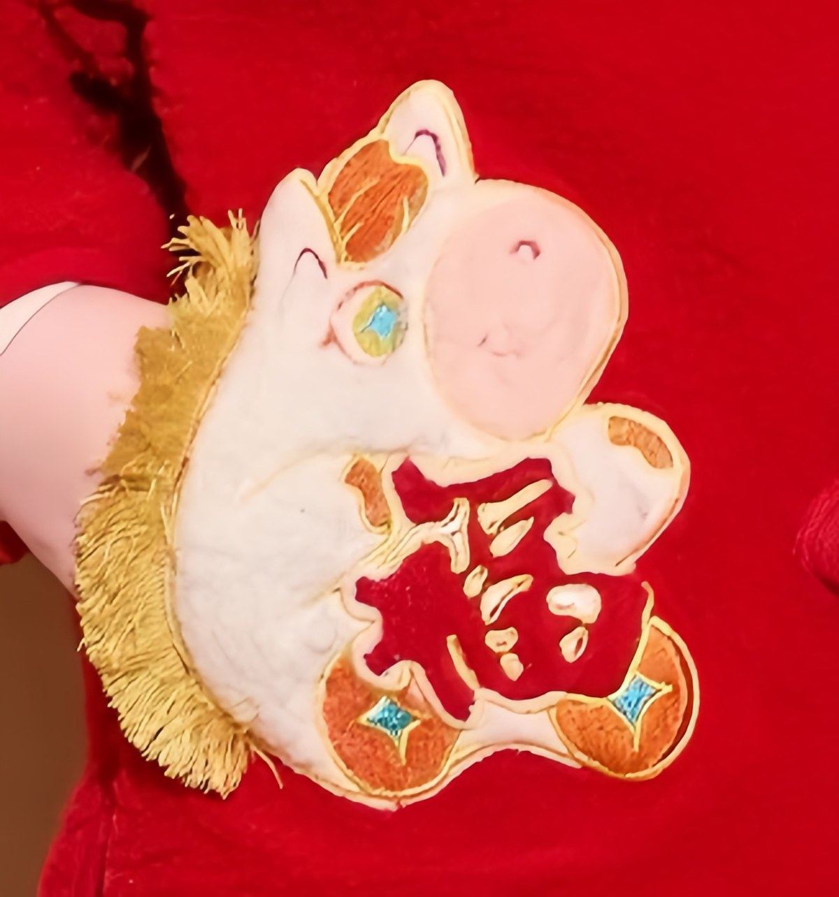 儿童礼服的小马造型口袋细节